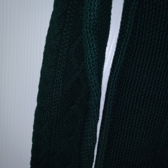 Hunter Green Gap cable knit sweater. Size xs. NWT - Picture 4 of 5